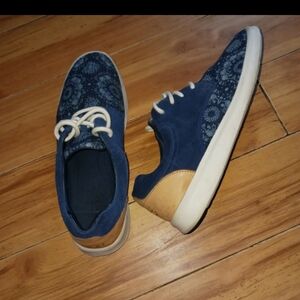 UGG Blue and Tan Patterned Sneakers